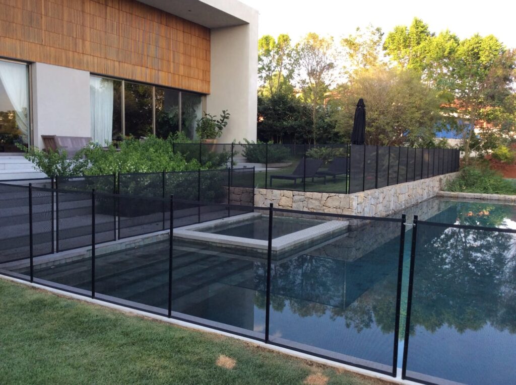 Cerca de Piscina que Balança no Vento: Como Resolver