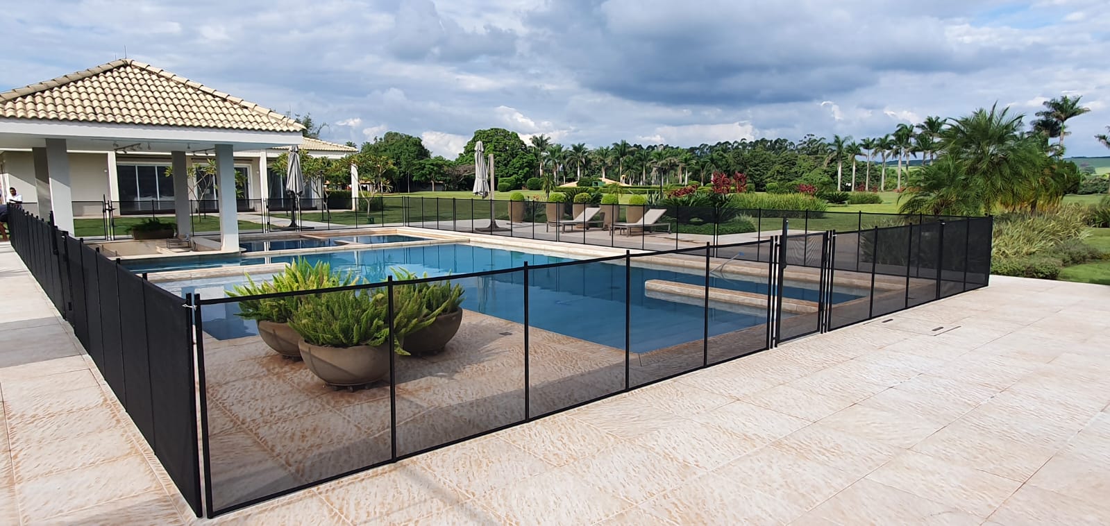 Instalação organizada de cerca de proteção para piscina com estética premium