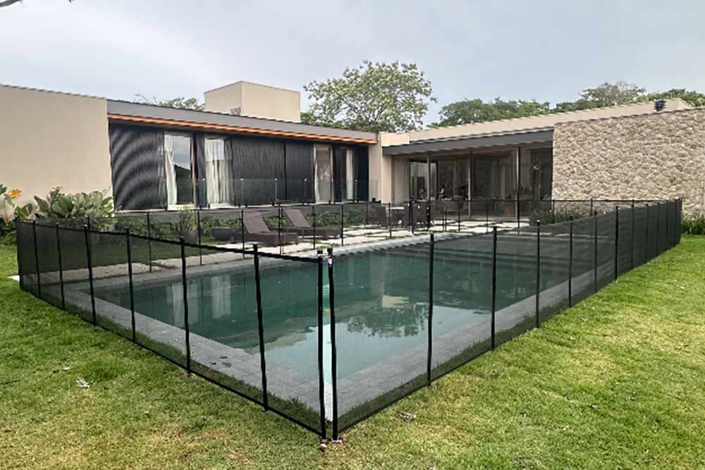 Instalação de Cerca de Piscina na Grama
