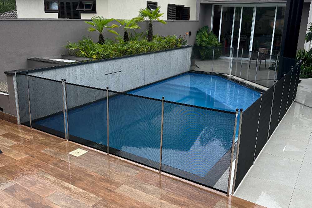 Cerca de Piscina no Piso