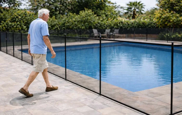 Cerca de piscina para idosos: guia para casas com pais e avós