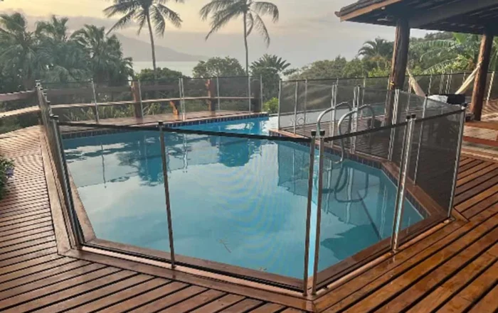 Como instalar cerca de piscina em deck de madeira