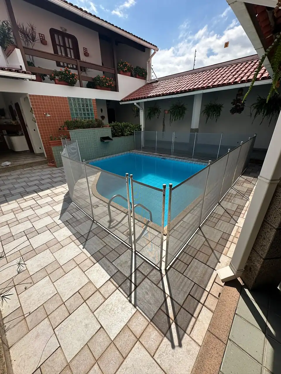 Cerca removível instalada pela Art Cercas em piscina de casa no Espírito Santo