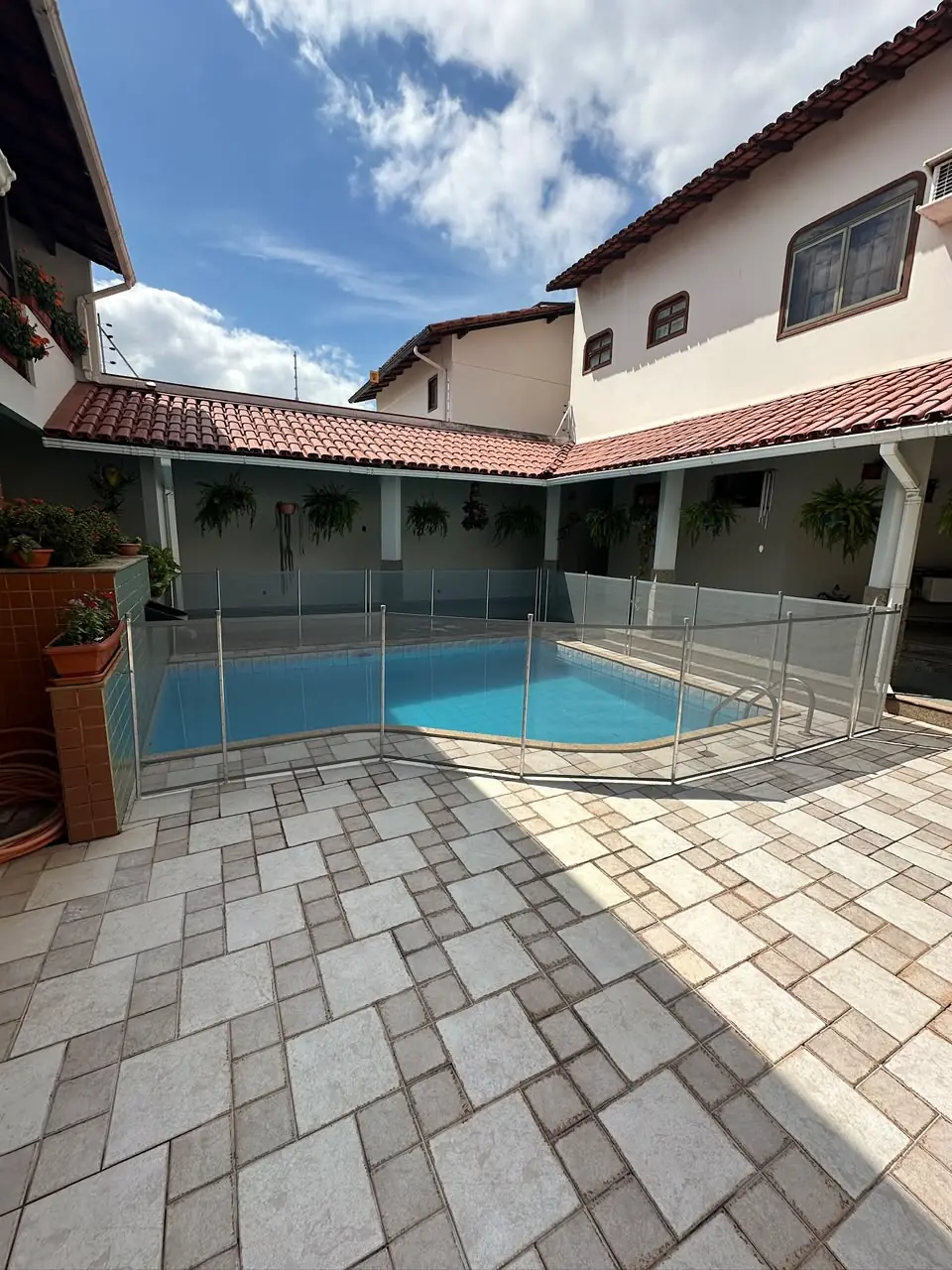 Piscina protegida por cerca removível da Art Cercas em residência no Espírito Santo