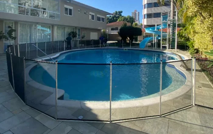 Cerca de piscina em terreno inclinado: como instalar sem deixar vãos