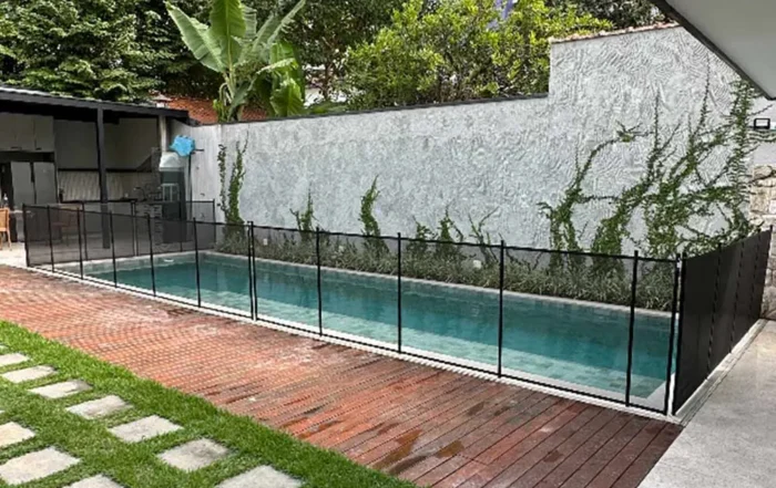 Cerca de piscina transparente atrapalha a vista? Veja o que muda