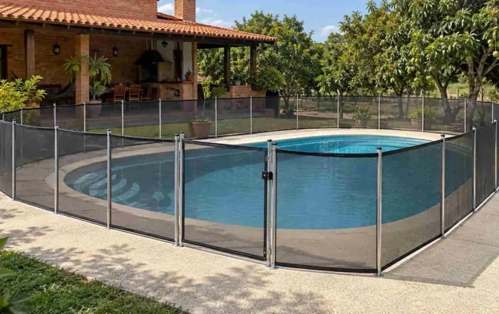 Cerca de piscina aguenta vento forte? O que garante a firmeza