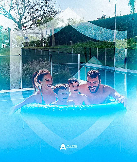 Família se divertindo na piscina protegida por cerca removível