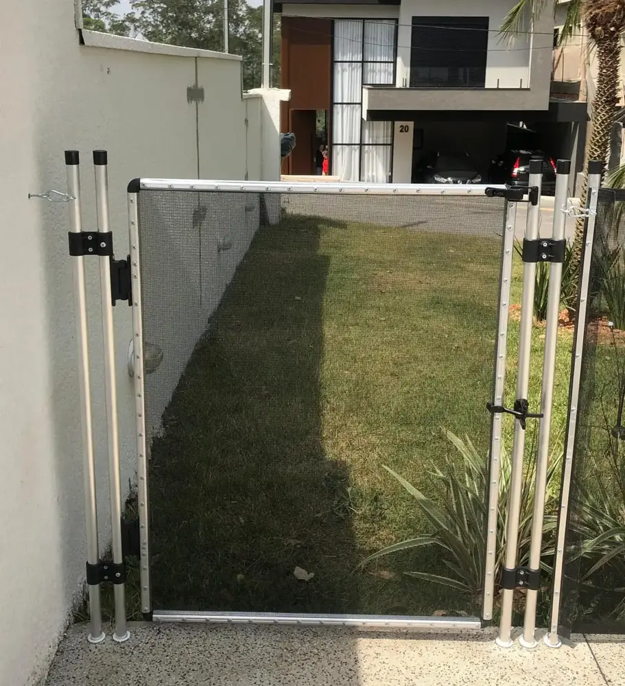 Portão da cerca removível com trava de segurança instalado em jardim de casa