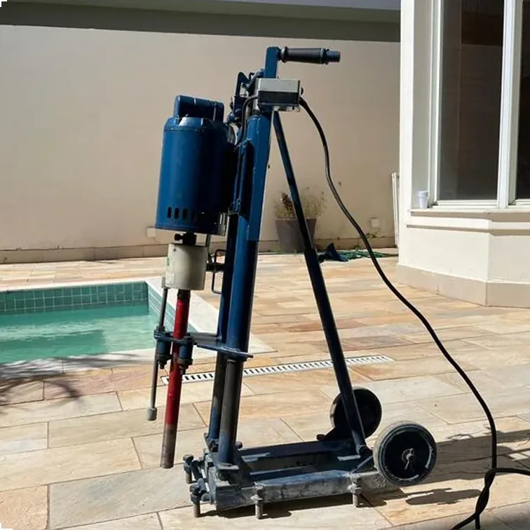 Máquina perfuratriz usada para furar o piso na instalação de cercas para piscina
